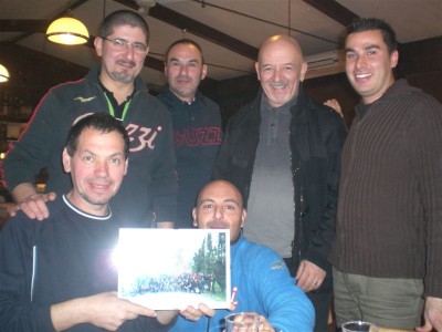 gruppo stelvista con foto del 1° raduno a S.Galgano..JPG